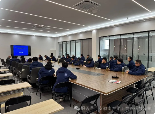 Professori Mou Jiegang Kiinasta Jiliang University vieraili Anhui South Chemical Pump Co., Ltd.:ssä järjestämässä keskipakopumppuihin liittyvää erikoiskoulutusta.